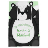 Skunk Baby Shower Green Mittlere Geschenktüte (Rückseite)