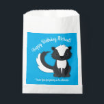 Skunk Birthday Party Geschenktütchen<br><div class="desc">Feiern Sie den Geburtstag Ihres Kindes mit diesem bezaubernden Schnupfen Geburtstagsgeschenk! Ideal für eine Waldtierfeier,  oder einfach nur für ein Kind,  das Lieben in den Schotten! Ein Party zum 1. Geburtstag für ein Baby!</div>