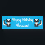 Skunk Birthday Party Kids Banner<br><div class="desc">Feiern Sie den Geburtstag Ihres Kindes mit diesem bezaubernden Schnupfen Geburtstagsgeschenk!  Ideal für eine Waldtierfeier,  oder einfach nur für ein Kind,  das Lieben in den Schotten!  Ein Party zum 1. Geburtstag für ein Baby!</div>