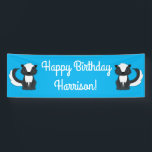 Skunk Birthday Party Kids Banner<br><div class="desc">Feiern Sie den Geburtstag Ihres Kindes mit diesem bezaubernden Schnupfen Geburtstagsgeschenk!  Ideal für eine Waldtierfeier,  oder einfach nur für ein Kind,  das Lieben in den Schotten!  Ein Party zum 1. Geburtstag für ein Baby!</div>