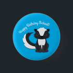 Skunk Birthday Party Kids Button<br><div class="desc">Feiern Sie den Geburtstag Ihres Kindes mit diesem bezaubernden Schnupfen Geburtstagsgeschenk!  Ideal für eine Waldtierfeier,  oder einfach nur für ein Kind,  das Lieben in den Schotten!  Ein Party zum 1. Geburtstag für ein Baby!</div>