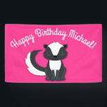 Skunk Birthday Party Kids Pink Banner<br><div class="desc">Feiern Sie den Geburtstag Ihres Kindes mit diesem bezaubernden Schnupfen Geburtstagsgeschenk! Ideal für eine Waldtierfeier,  oder einfach nur für ein Kind,  das Lieben in den Schotten! Ein Party zum 1. Geburtstag für ein Baby!</div>