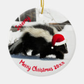 Skunk in Santa Hat Ceramic Ornament (Vorne)