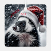 Skunk in Weihnachtsmannmütze Keramik Ornament Aus Metall (Rückseite)