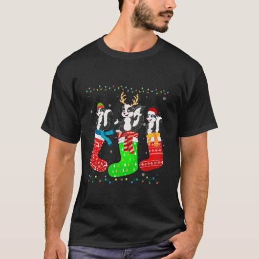 Skunk in Xmas Socks Funny Holiday Ugly Sweater Chr T-Shirt (Vorderseite)
