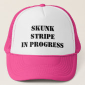 Skunk Strip in Pink Truckerkappe (Vorderseite)