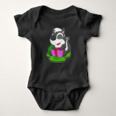 Skunk Weihnachtspaket Baby Strampler (Vorderseite)