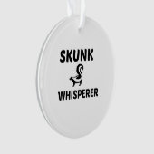 SKUNK WHISPERE ORNAMENT (Vorderseite)