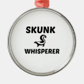 SKUNK WHISPERE ORNAMENT AUS METALL (Vorne)