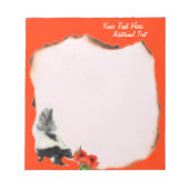 Skunks Riechen von Blume zu anpassbarem Notepad Notizblock (Vorderseite)