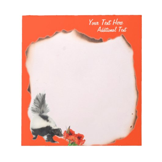 Skunks Riechen von Blume zu anpassbarem Notepad Notizblock (Vorderseite)