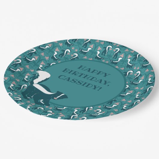 Skunks und Blume Dunkelgrün Personalisiert Pappteller (Schrägansicht)