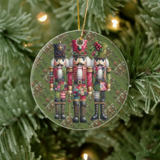 Skurriles Patchwork-Weihnachts-Nussknacker-Trio Keramik Ornament (Baum)