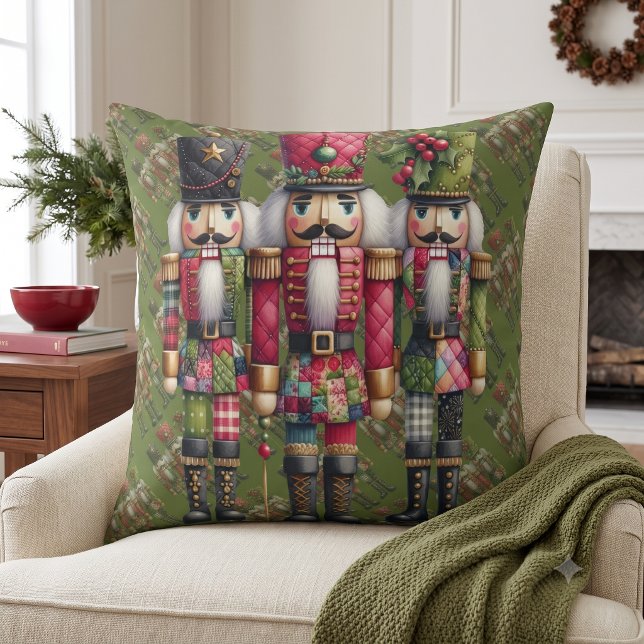 Skurriles Patchwork-Weihnachts-Nussknacker-Trio Kissen (Whimsical Patchwork Christmas Nutcracker Trio Throw Pillow)