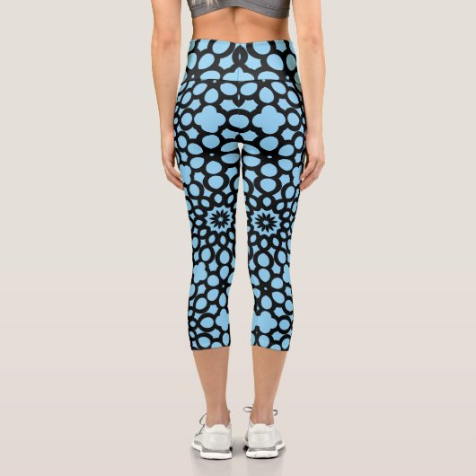 Sky Blue and Black Snowflake Muster Capri Leggings (Rückseite)