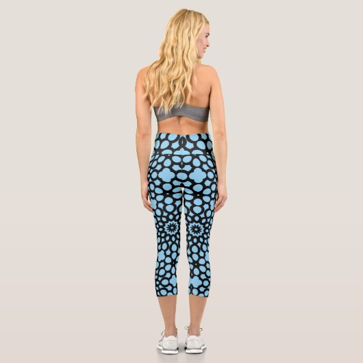 Sky Blue and Black Snowflake Muster Capri Leggings (Rückseite)