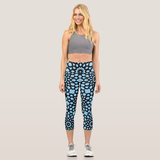Sky Blue and Black Snowflake Muster Capri Leggings (Vorderseite)