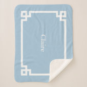 Sky Blue and White Greek Key Monogram Sherpadecke (Vorderseite)