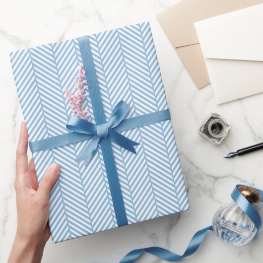 Sky Blue and White Herringbone Geschenkpapier (Schenken)