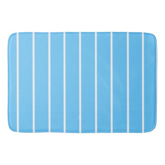 Sky Blue and White Summer Stripes Badematte (Vorderseite)