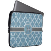 Sky Blue Grey White Marokcan Quatrefoil Monogramm Laptopschutzhülle (Vorne Rechts)