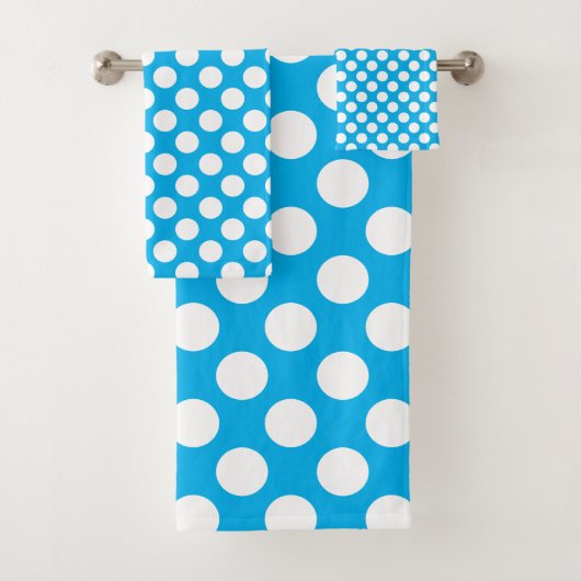 Sky Blue: Grosses weißes Polka Dot Pattern Badhandtuch Set (Insitu)