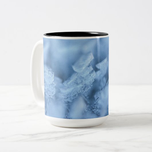 "Sky Blue Ice Cube Coffee Mug: Chill and Sip" Zweifarbige Tasse (Vorderseite Links)