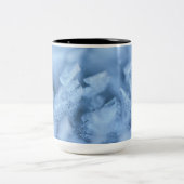 "Sky Blue Ice Cube Coffee Mug: Chill and Sip" Zweifarbige Tasse (Mittel)