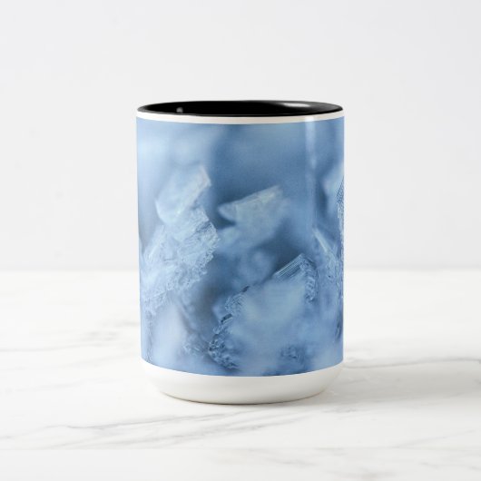 "Sky Blue Ice Cube Coffee Mug: Chill and Sip" Zweifarbige Tasse (Mittel)