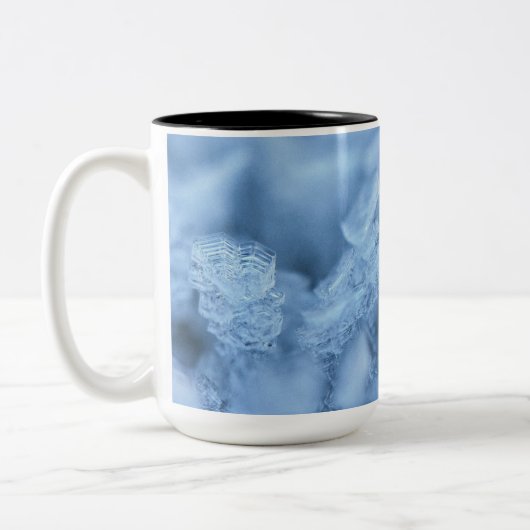 "Sky Blue Ice Cube Coffee Mug: Chill and Sip" Zweifarbige Tasse (Links)