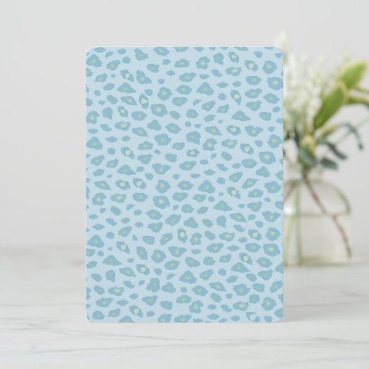 Sky Blue Leopard Print Baby Dusche Einladung (Stehend Vorderseite)