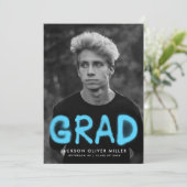 Sky Blue Spray Paint Foto Graduation Party Einladung (Stehend Vorderseite)