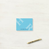Sky Blue Tilted Initials & Navy Blue Name Post-it Klebezettel (Auf Schreibtisch)