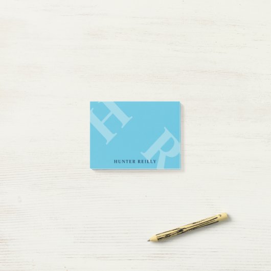 Sky Blue Tilted Initials & Navy Blue Name Post-it Klebezettel (Auf Schreibtisch)