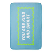 Sky Blue und Lime Green Wavy ermutigende Worte Badematte (Vorderseite Vertikal)