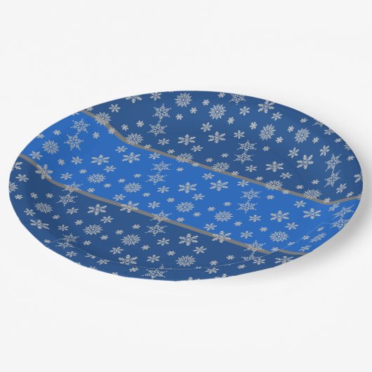 Sky Blue und Snowflakes Pappteller (Schrägansicht)