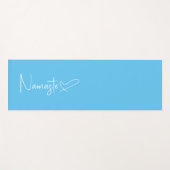 Sky Blue und White Namaste Script Reversible Yogamatte (Vorderseite (Horizontal))