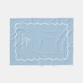 Sky Blue Wavy Border Monogrammed Fleecedecke (Vorderseite (Horizontal))
