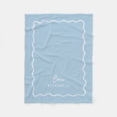 Sky Blue Wavy Border Monogrammed Fleecedecke (Vorderseite)
