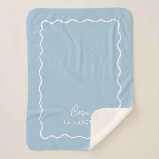 Sky Blue Wavy Border Monogrammed Sherpadecke (Vorderseite)