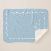 Sky Blue Wavy Border Monogrammed Sherpadecke (Vorderseite (Horizontal))