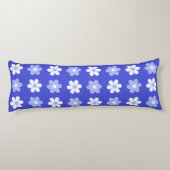 Sky Blue & White Blume auf Blue Body Pillow Seitenschläferkissen (Rückseite)