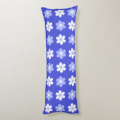 Sky Blue & White Blume auf Blue Body Pillow Seitenschläferkissen (Rückseite (Vertikal))