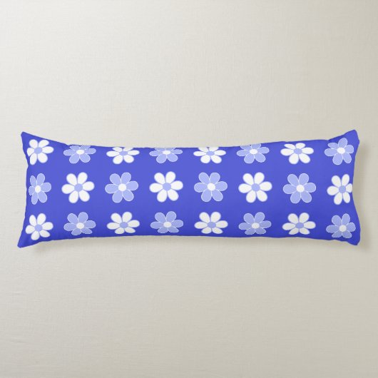Sky Blue & White Blume auf Blue Body Pillow Seitenschläferkissen (Vorderseite)
