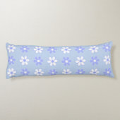 Sky Blue & White Blume auf Light Blue Seitenschläferkissen (Rückseite)