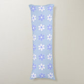 Sky Blue & White Blume auf Light Blue Seitenschläferkissen (Vorderseite Vertikal)