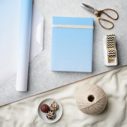 Sky Blue White Ombre Geschenkpapier (Kunsthandwerk)