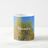 Sky Dancing Autumn Leaves - Personalisiert Kaffeetasse (Mittel)