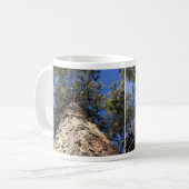 Sky durch Pine Boughs betrachten Kaffeetasse (Vorderseite Links)