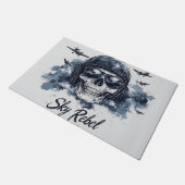 Sky Rebel Skull mit Pilot Helm und Sonnenbrille Fußmatte (Schrägansicht)